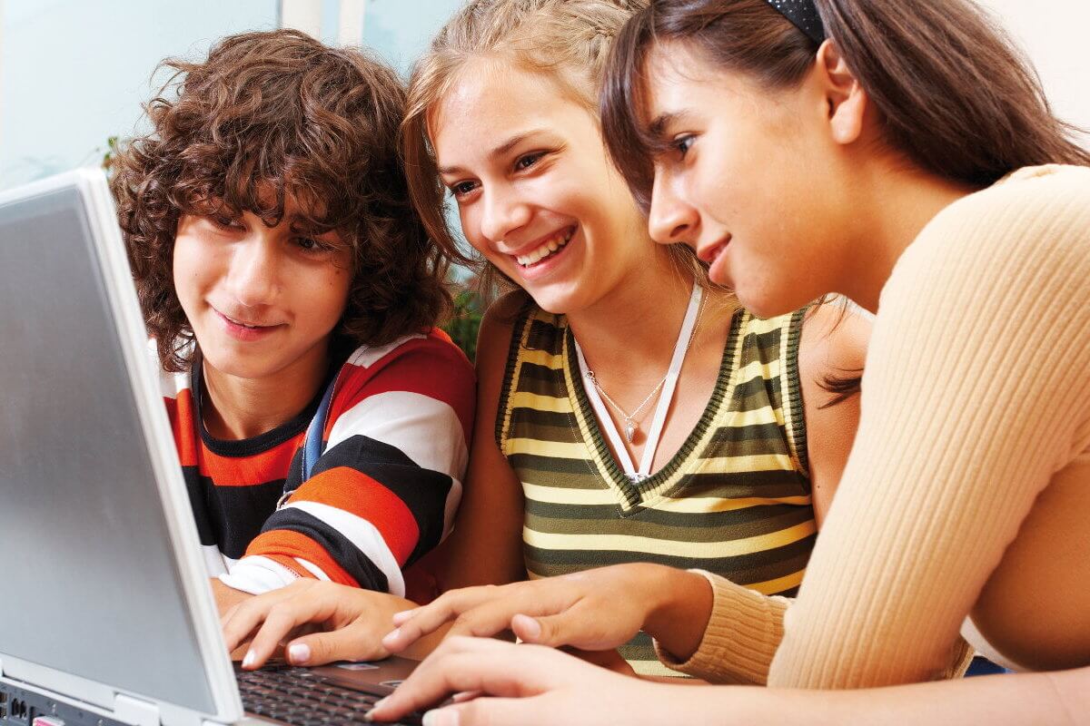 Drei Jugendliche am Computer