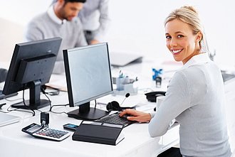 Frau sitzt vor einem PC